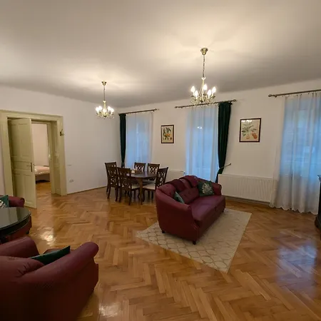 Elfriede 1912 Two Bedroom Apartment *