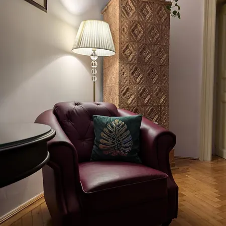 Elfriede 1912 Two Bedroom Apartment *