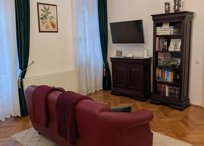 Elfriede 1912 Two Bedroom Apartment *